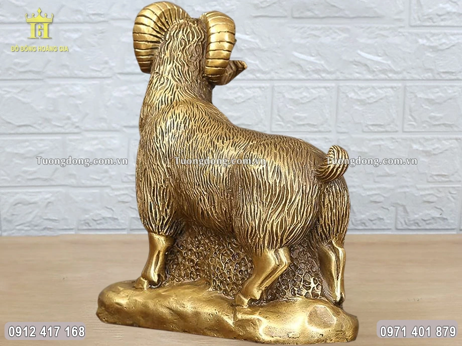 Từng họa tiết hoa văn được chạm khắc sắc nét